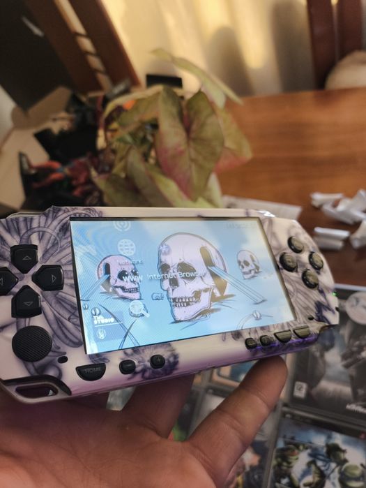PSP 1001 + carregador + 46 jogos originais