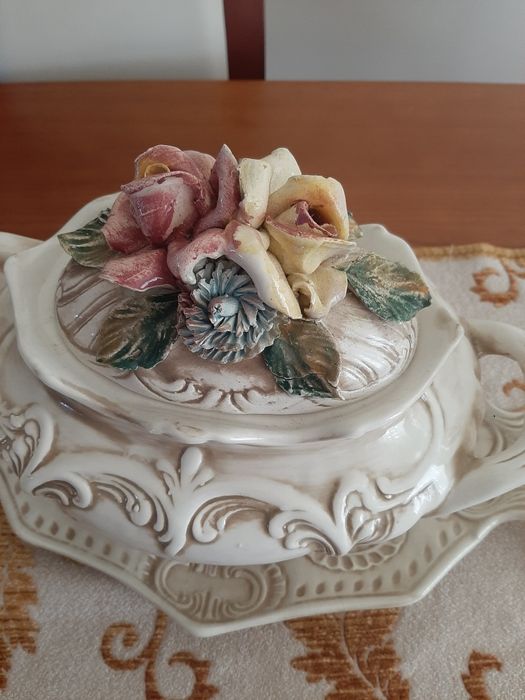 Two ceramic table centerpieces442868344512194563