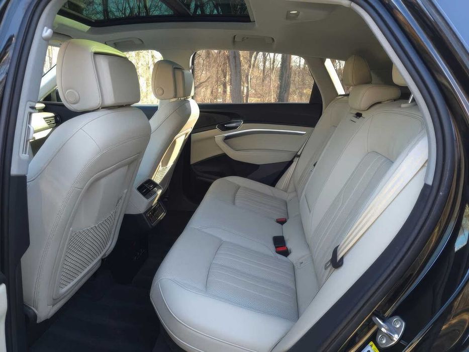 Audi Q8 e-tron quattro Premium Plus      2024