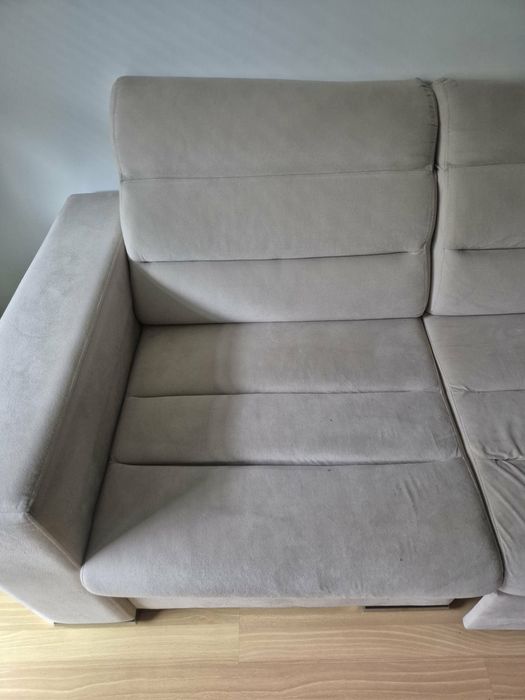 Sofa  z regulowanymi  zagłówkami