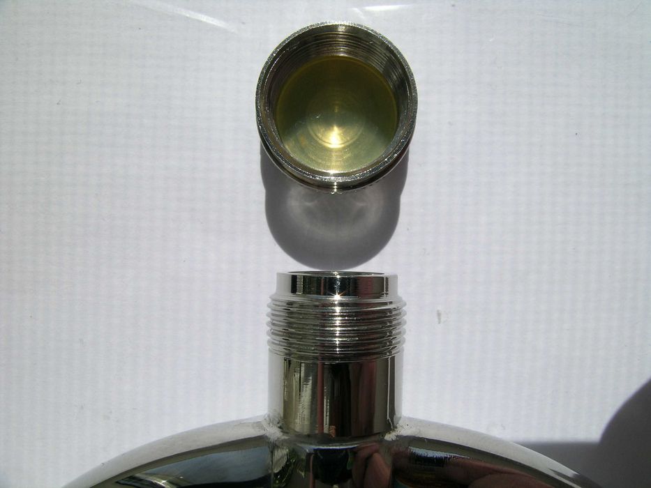 Подарочная фляга с компасом.