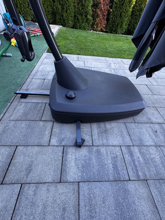 Ogromny parasol ogrodowy z podstawą na kółkach