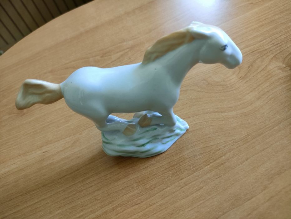 Konik porcelanowy