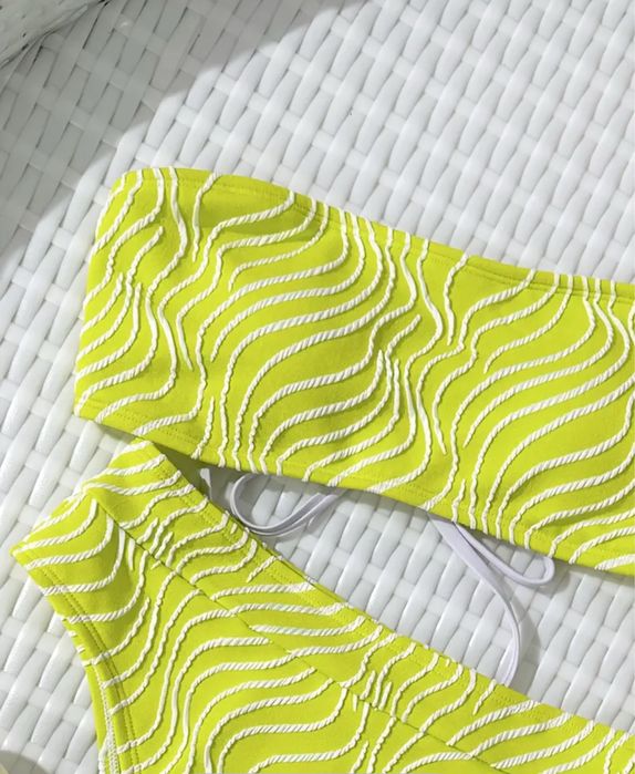 Яскравий купальник топ бандо і високі трусики