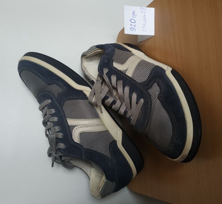 Кроссовки  43 размер