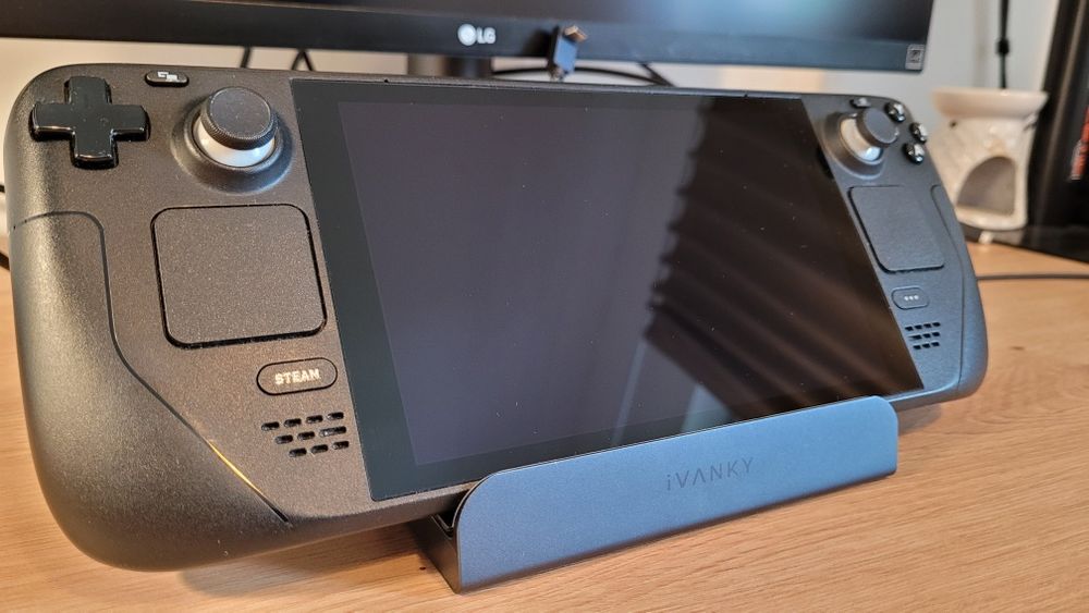 Steam Deck LCD 64 GB + Karta 512 GB + Stacja Dokująca iVanky + Pad 8BitDo