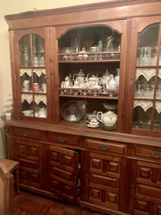 Cristaleira em madeira e portas de vidro