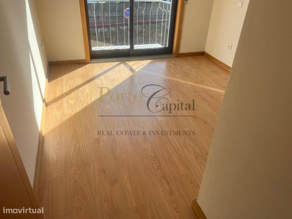 T2 Com Terraço Privativo | Luz, Conforto E Excelente Localização