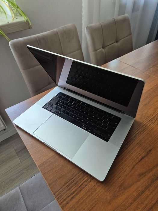 MacBook Pro 16" (2023) – Apple M3 Pro, 18 GB RAM, 512 GB SSD – stan idealny