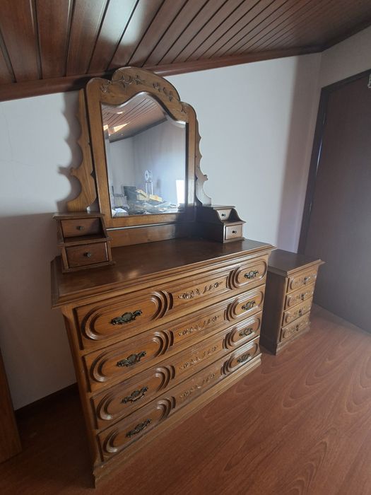Quarto completo em madeira maciça estilo clássico (cama + cómoda + mes