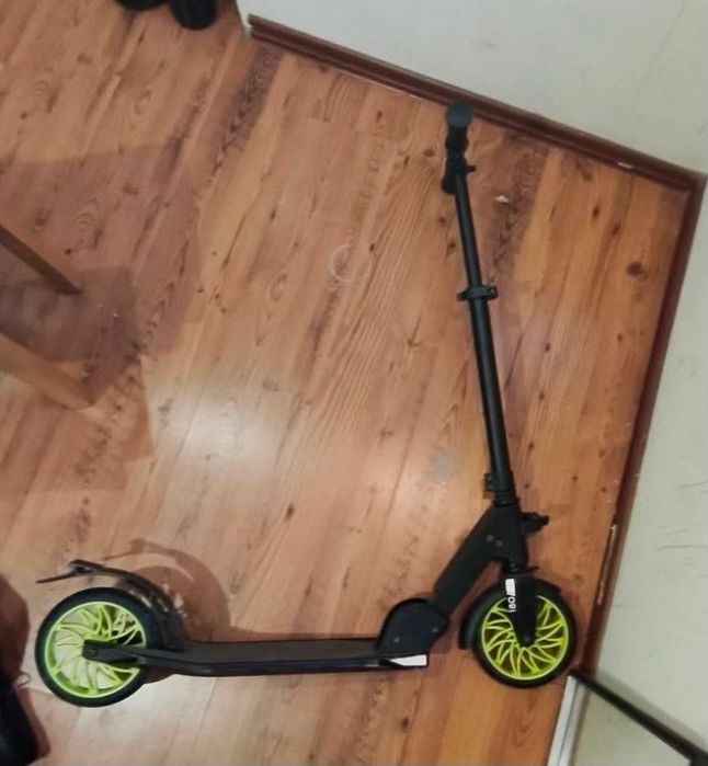 Самокат Firefly A 180 1.0 у кольорі чорний із салатовим