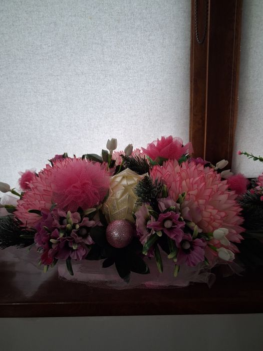 Композиція штучних квітів