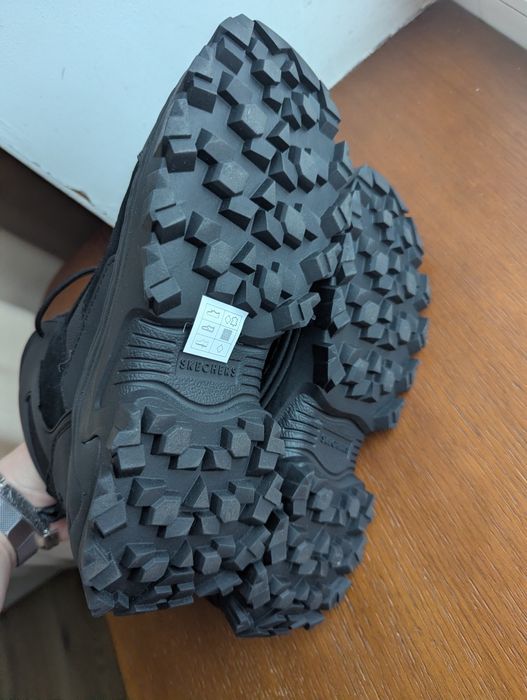 Зимові черевики Skechers нові 25.5 см