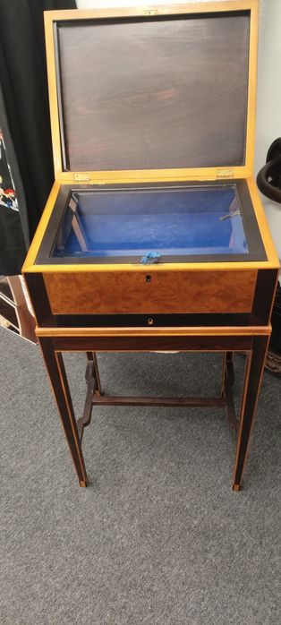 Antiga mesa expositora