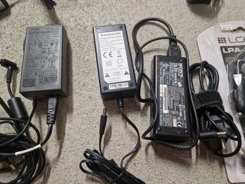 Zestaw kabli i akcesoriów – około 100 sztuk