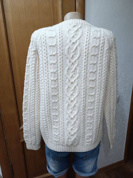 Свитер из натуральной шерсти, ручной вязки.