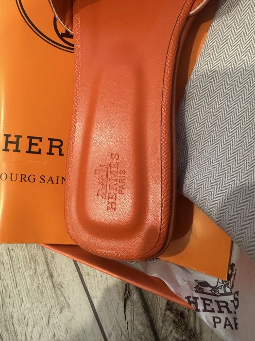 Помаранчеві шльопанці Hermes