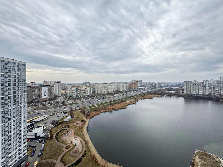 Київ. 3-кімн. квартира ЖК Лебединий, вул. Ревуцького, метро Харківська