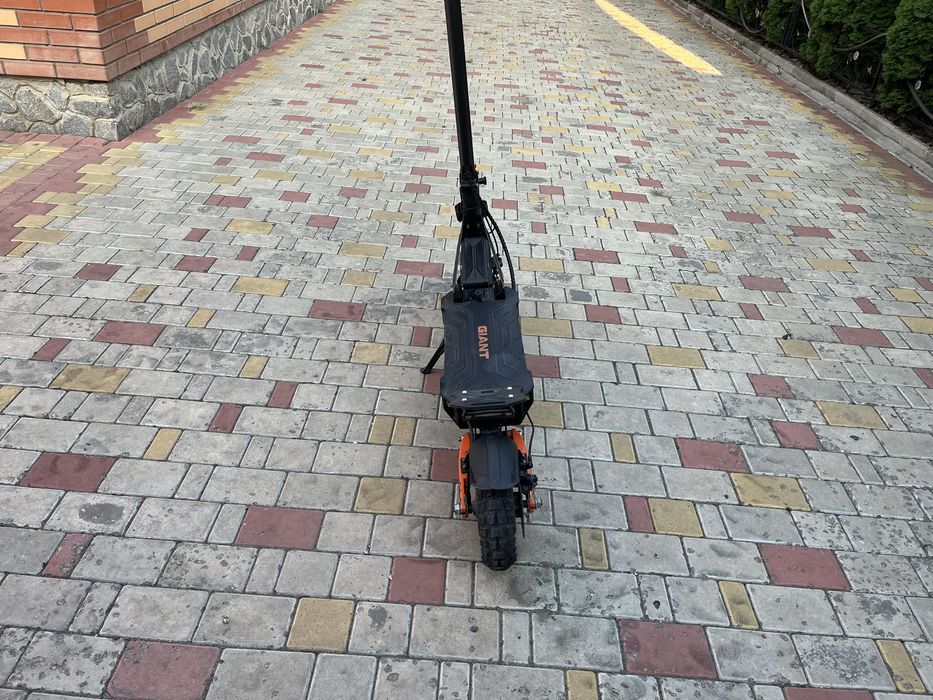 Електросамокат GIANT