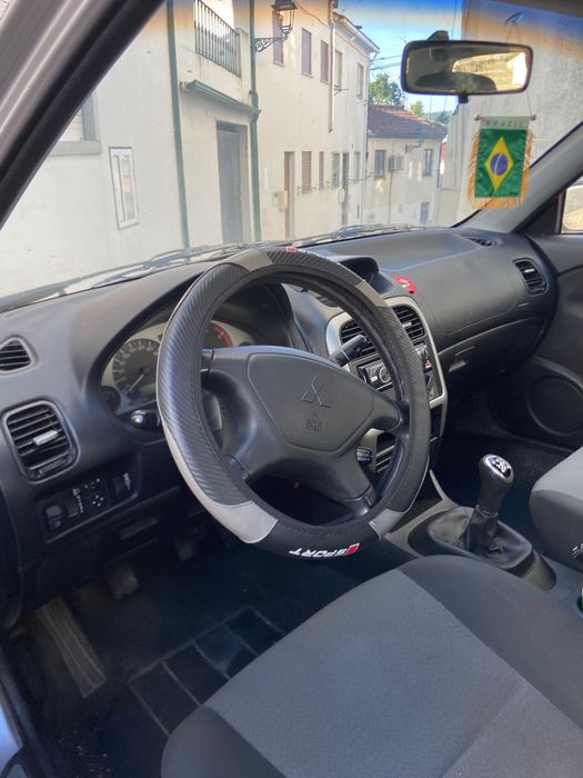 Carro     Modelo: Mitsubishi Carisma Sedan