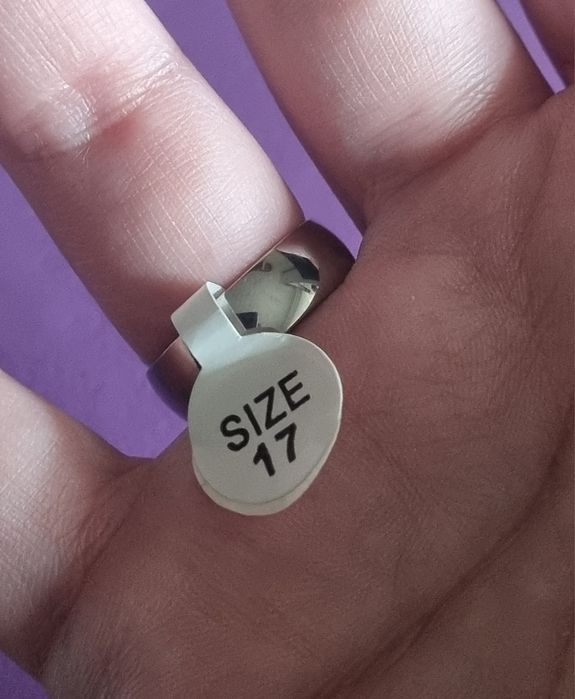 Anel prateado, em aço, com ursinho em madrepérola. T17