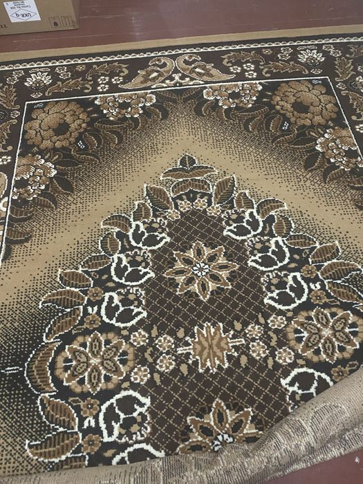 Продається коврик розміром 2.10см. На 3.05см. У використанні непідлогу