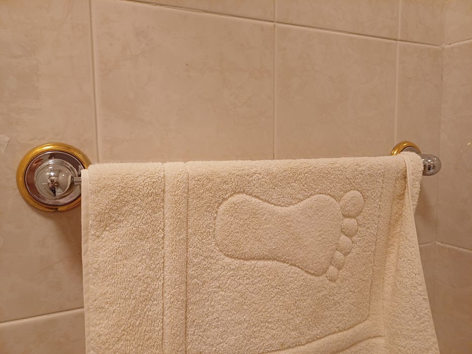 Toalheiros e porta rolos de casa de banho