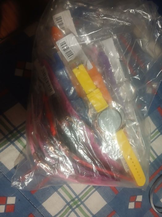 12 relógios de várias cores