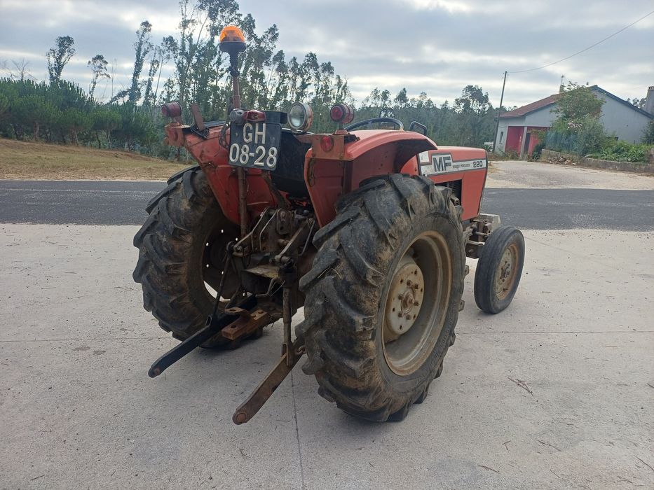 Trator Massey Fergunson 220 (com avaria)