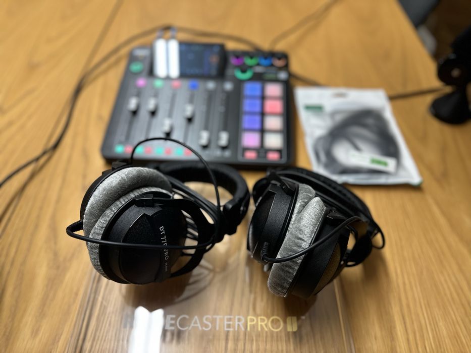 Studio podcastowe RODECaster Pro II, Shure SM7B, RODE PSA1+, DT770Pro