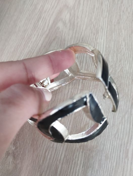 Pulseira preta e prateada