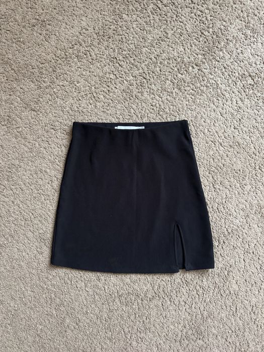 Мини юбка с разрезом в рубчкик черная bershka