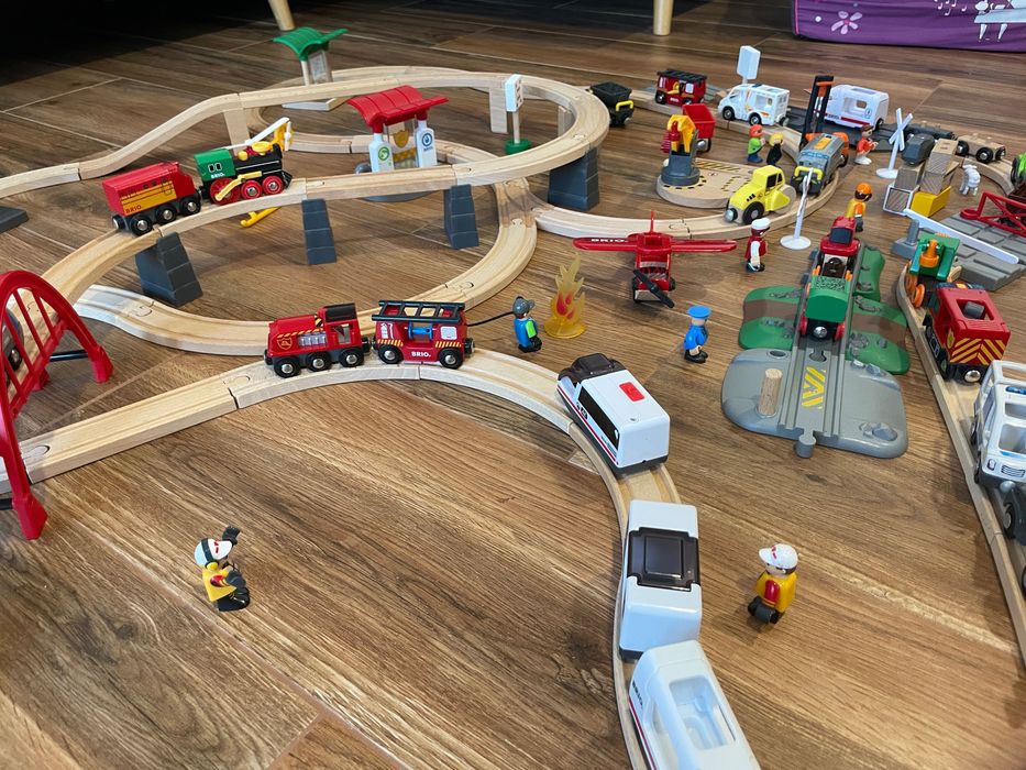 Linhas de comboio brio com muitos extras