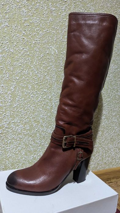 Чоботи на каблуку