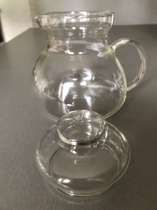 Szklany dzbanek ze szklaną pokrywką