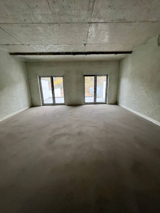 Продаж котеджів з приватним басейном у місті, біля лісу