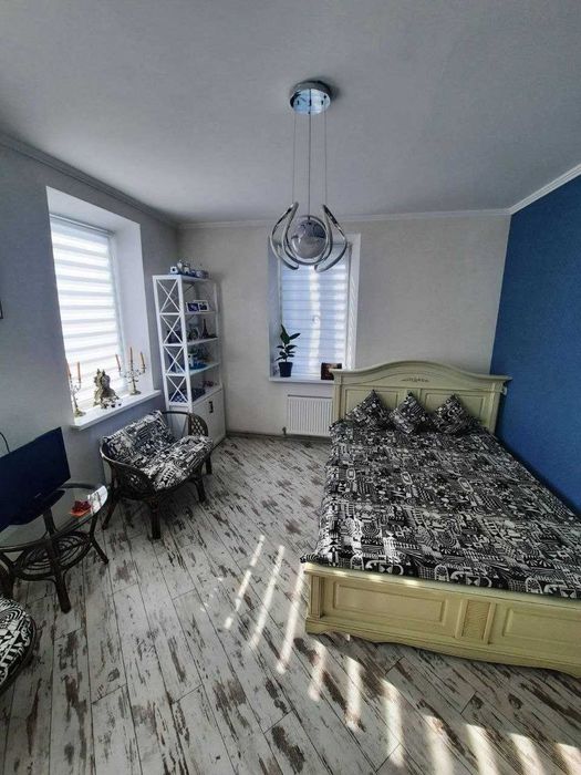 Продам будинок з кап. ремонтом, альтанкою, майстернею, гаражем.