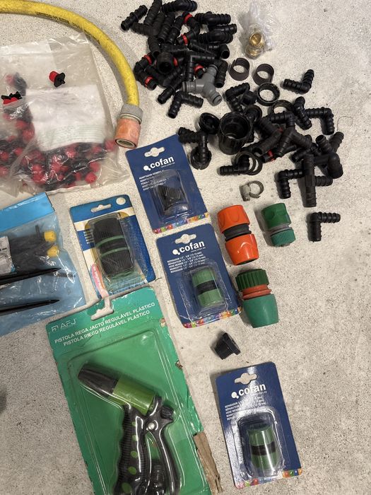 Vario material de rega para jardim