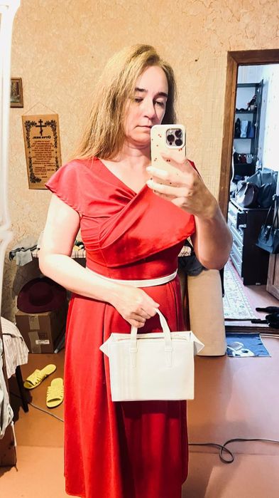 вишукана червона сукня