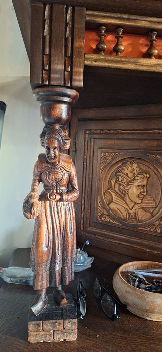 Piękny z drewna dębowego, rzeźbiony kredens.