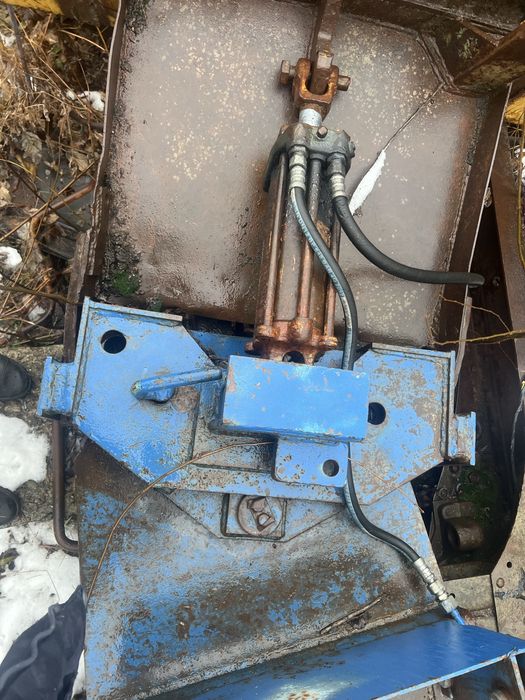 Передній відвал для прибирання снігу