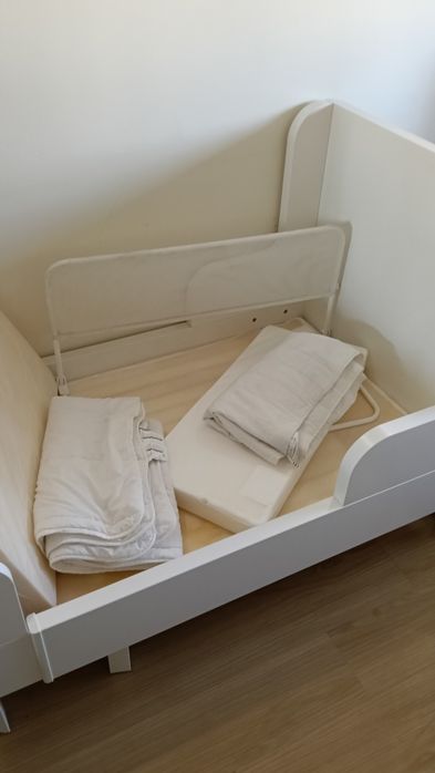 Cama IKEA Busunge, com colchão estrado e proteção