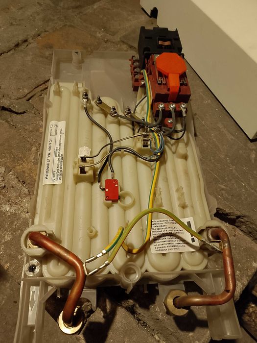 Elektryczny przepływowy podgrzewacz wody ufesa