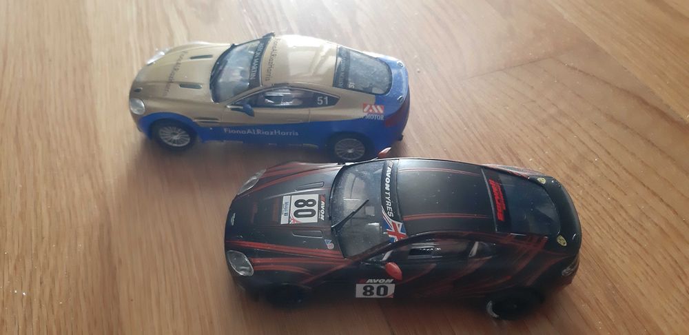 Scalextric - 2 Aston Martin vantage V8