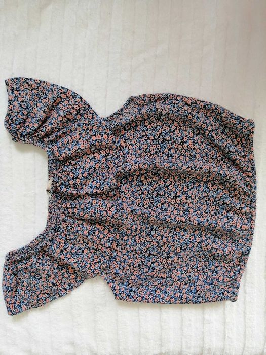Krótki  top z falbaną H&M, 10-11 lat. Wzrost 146 cm.