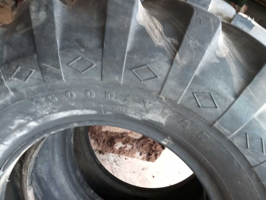 Vendo pneus para niveladoras ou empilhadores