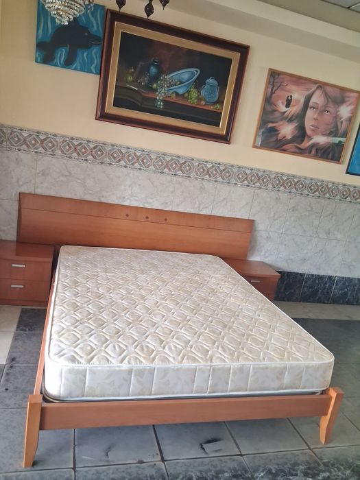 Cama de casal com 2 mesinhas, estrado e colchão.