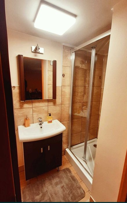 Pokoje dla pracowników z łazienkami i aneksami kuchennymi