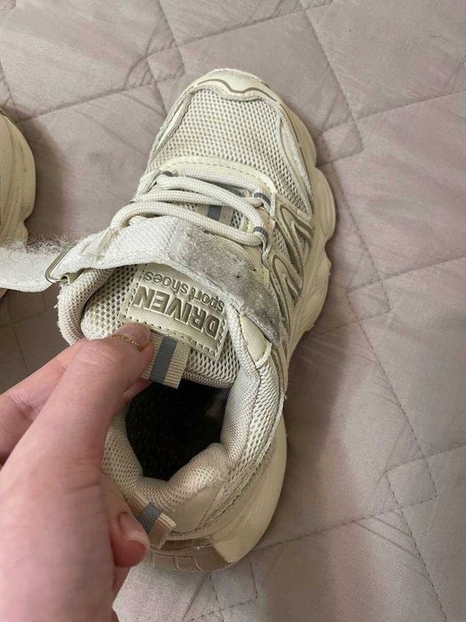 Кроссовки со шнуровкой и липучкой светло-бежевые размер 32