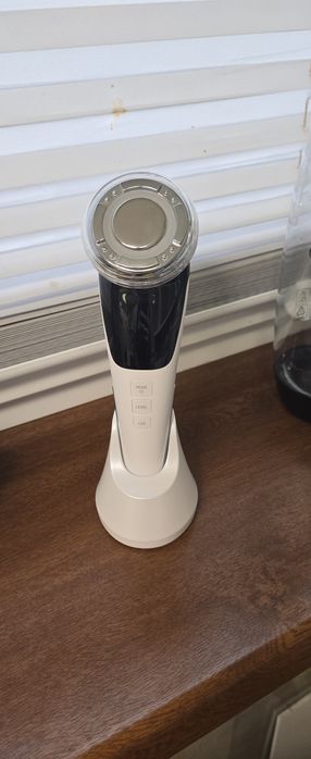 Urządzenie do masażu twarzy EMS. Urządzenie do liftingu twarzy